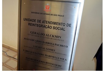 A placa de inauguração, descerrada no evento, traz o nome de João Eduardo Barbosa Pacheco como prefeito de Adamantina (Foto: Acácio Rocha).