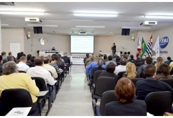 Auditório da FAI tomado por representantes dos municípios da região, jurisdicionados à Unidade Regional do TCE/SP de Adamantina (Foto: Acácio Rocha).
