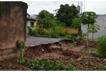 Águas vindas da Alameda dos Expedicionários avançaram pelos terrenos do quarteirão e saíram pela Alameda Cônego João Baptista de Aquino, derrubando muros (Foto: Siga Mais).
