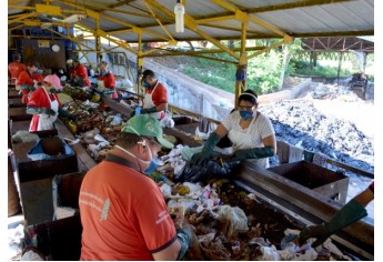 Funcionários da Usina realizam triagem do lixo que é transportado por esteira (Foto: Acácio Rocha).