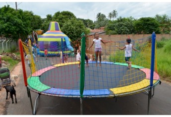 Comunidade do Jardim Brasil, na confraternização oferecida pela Polícia Militar (Foto: Acácio Rocha).