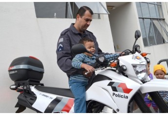 Crianças da EMEI Cantinho da Criança foram recebidas no quartel da Polícia Militar de Adamantina (Foto: Acácio Rocha).
