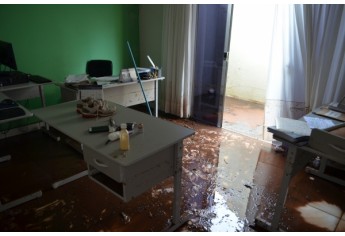 Água invadiu as dependências do Conselho Tutelar de Adamantina (Foto: Siga Mais).