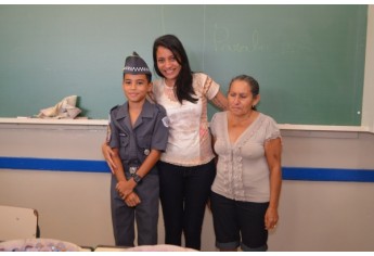 Estudante é surpreendido e recebe homenagem em sala de aula, pelo seu aniversário. (Foto: Siga Mais)