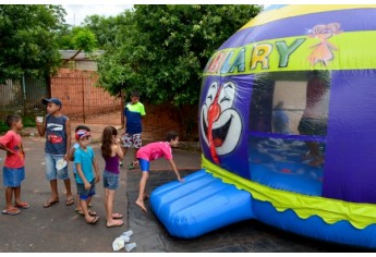 Comunidade do Jardim Brasil, na confraternização oferecida pela Polícia Militar (Foto: Acácio Rocha).