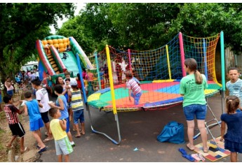 Comunidade do Jardim Brasil, na confraternização oferecida pela Polícia Militar (Foto: Acácio Rocha).