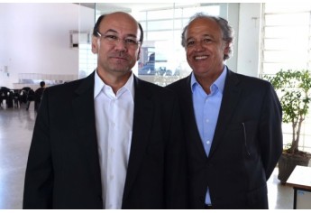 Diretor da Unidade Regional do TCE/SP em Adamantina, Edson Hideo dos Santos, e o presidente Tribunal, conselheiro Dimas Ramalho (Foto: Acácio Rocha).