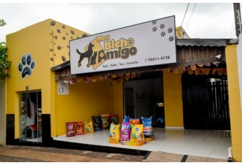 Meu Bicho Amigo fica na Avenida Rio Branco, 1,.08, proximidades do Supermercado Sete. Atendimento diariamente, com alimentação, cuidados de higiene e acessórios para os pets (Foto: Siga Mais).