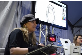 Caricaturista Paula Zandotti está no estande da FAI, na ExpoVerde 2015 (Foto: Acácio Rocha)