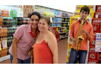 Mulheres foram homenageadas com flores e música ao vivo, na manhã de hoje, no Supermercado Godoy (Foto: Acácio Rocha).