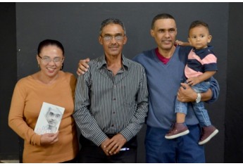 Noite de autógrafos marca lançamento de “Duas Escolhas”