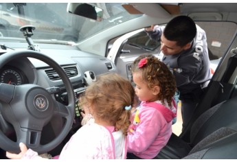 Crianças da EMEI Cantinho da Criança foram recebidas no quartel da Polícia Militar de Adamantina (Foto: Acácio Rocha).
