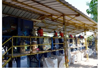 Funcionários da Usina realizam triagem do lixo que é transportado por esteira (Foto: Acácio Rocha).