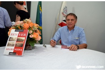 João Carlos Rodrigues autografa Reviver Adamantina (Foto: Maikon Moraes).