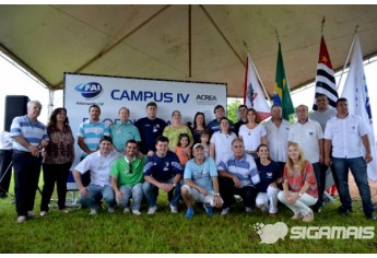 Equipe de colaboradores da FAI, presente hoje na solenidade que marcou o lançamento do ProEduc e Campus 4 na praça esportiva da ACREA (Foto: Acácio Rocha).