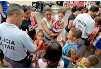 Comunidade do Jardim Brasil, na confraternização oferecida pela Polícia Militar (Foto: Acácio Rocha).