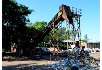 Rejeitos da triagem são transportados por esteira e depositados no pátio, para posteriormente serem aterrados (Foto: Acácio Rocha).