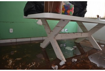 Água invadiu as dependências do Conselho Tutelar de Adamantina (Foto: Siga Mais).