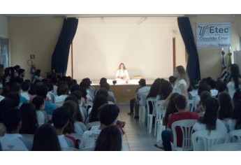 Teatro é usado como recurso para aprendizado e sensibilização dos estudantes (Foto: Cedida).