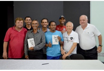 Noite de autógrafos marca lançamento de “Duas Escolhas”