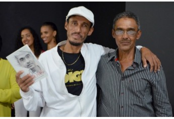 Noite de autógrafos marca lançamento de “Duas Escolhas”