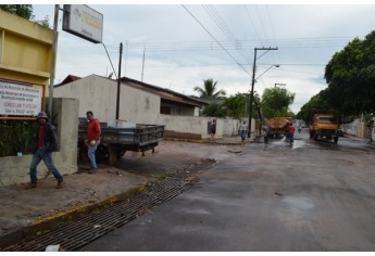 Equipes trabalham na remoção de entulhos e limpeza da Fioravante Spósito (Foto: Siga Mais).