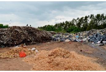 Lixo depositado em um pátio no aterro, aguardando ser transportado para as valas (Foto: Acácio Rocha).