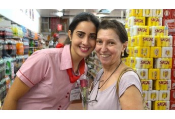 Mulheres foram homenageadas com flores e música ao vivo, na manhã de hoje, no Supermercado Godoy (Foto: Acácio Rocha).