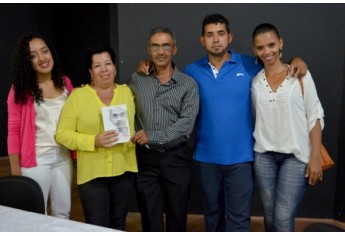 Noite de autógrafos marca lançamento de “Duas Escolhas”