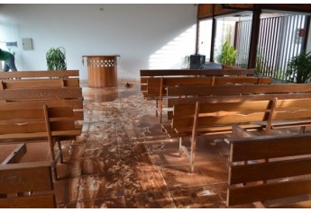 Igreja próxima ao Conselho Tutelar foi invadida pelas águas (Foto: Siga Mais).