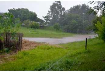 Parque dos Pioneiros, durante as chuvas desta sexta-feira (Foto: Acácio Rocha).