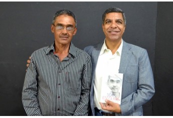 Noite de autógrafos marca lançamento de “Duas Escolhas”