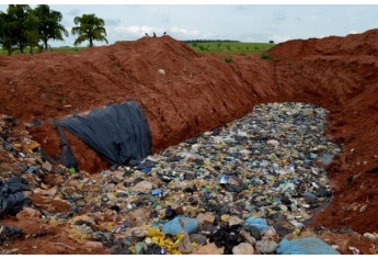 Lixo recolhido às segundas, terças, quartas, sextas e sábados é depositado diretamente no aterro sanitário, sem qualquer triagem. Muitos materiais poderiam ser reaproveitados e a vida útil do aterro prolongada, se houvesse triagem e aproveitamento dos recicláveis (Foto: Acácio Rocha).
