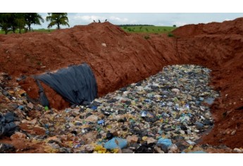 Aterro de Adamantina opera irregularmente e licitação pretende dar destinação correta ao lixo, com novos custos ao Município (Foto: Acácio Rocha).