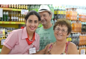 Mulheres foram homenageadas com flores e música ao vivo, na manhã de hoje, no Supermercado Godoy (Foto: Acácio Rocha).