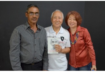 Noite de autógrafos marca lançamento de “Duas Escolhas”