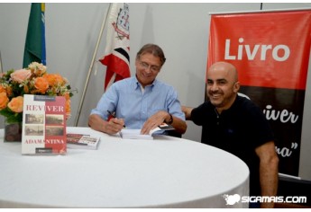 João Carlos Rodrigues autografa Reviver Adamantina (Foto: Maikon Moraes).