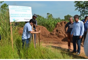 CETESB fixou placa que interdita o bolsão de galhos em Adamantina (Foto: Maikon Moraes).