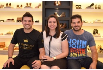 Fernando Sartorato, Andréa Sartorado e Henrique Sartorato dão nova cara à loja e realinham A Baronesa Calçados com as novas exigências do público consumidor (Foto: Siga Mais).