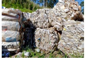 Fardos com plásticos reaproveitados a partir da triagem realizada na Usina de Lixo, prontos para comercialização (Foto: Acácio Rocha).