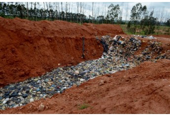 Vala atualmente aberta no aterro sanitário, onde lixo é depositado e aterrado, sem passar por processo de triagem (Foto: Acácio Rocha).