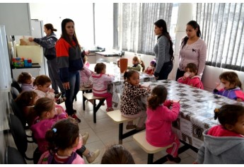 Crianças da EMEI Cantinho da Criança foram recebidas no quartel da Polícia Militar de Adamantina (Foto: Acácio Rocha).