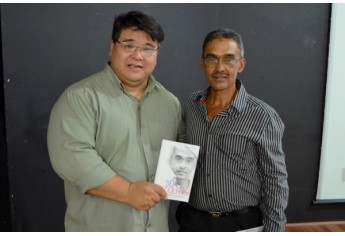 Noite de autógrafos marca lançamento de “Duas Escolhas”