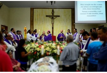 Missa exequial do Padre Manoel Cirino de Souza, presidida pelo bispo diocesano de Marília, Dom Luiz Antonio Cipolini. Participam da celebração Dom Osvaldo Giuntini, bispo emérito de Marília, o bispo diocesano de Franca, Dom Paulo Roberto Beloto (Foto: Érica Montilha | Diocese de Marília).