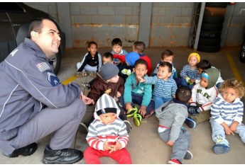 Crianças da EMEI Cantinho da Criança foram recebidas no quartel da Polícia Militar de Adamantina (Foto: Acácio Rocha).