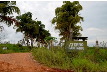 Entrada do aterro sanitário: acesso livre e sem a presença de funcionários no local (Foto: Acácio Rocha).