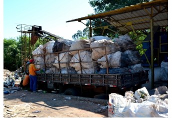 Caminhão carrega lote de garrafas pets retiradas do lixo de Adamantina, por meio de triagem na Usina de Lixo (Foto: Acácio Rocha).
