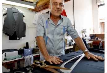 Daniel Alfaiate: 40 anos costurando roupas e histórias (Foto: Acácio Rocha).