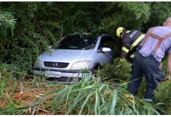 Veículo perde controle e invade acostamento na SP-294. Motorista estava consciente e aguardava do lado de fora a chegada do socorro (Foto: Acácio Rocha).