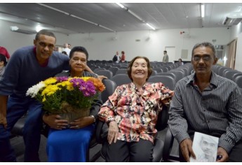 Noite de autógrafos marca lançamento de “Duas Escolhas”